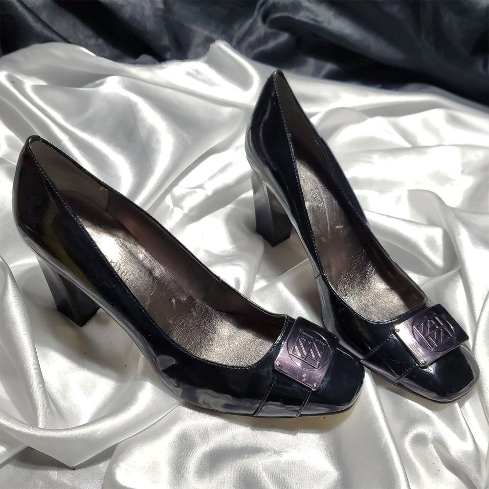 NEW AK ANN KLEIN black patent square toe high heel pumps metal logo accent NEWLY